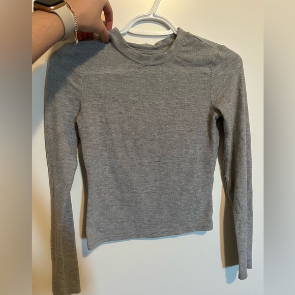 ! 2 for 20 ! H&M Grey Long Sleeve Crop Tee - Picture 2 of 4